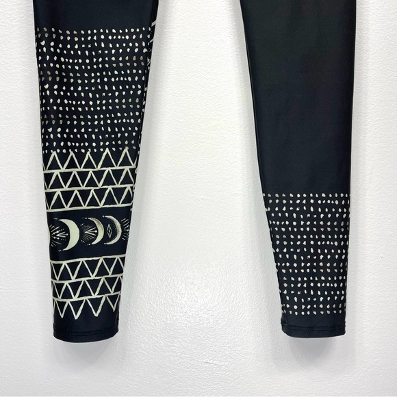 Onzie Las Lunas High Waisted Leggings Black Cream Moon Phases - Picture 13 of 13